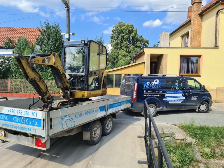 Servisní vůz KOVO-Kopeček s minibagrem na návěsu
