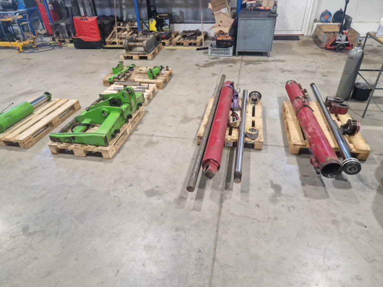 Hydraulické válce a hřídele připravené k expedici