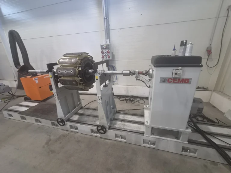 Rotor elektromotoru na vyvažovacím stroji CEMB