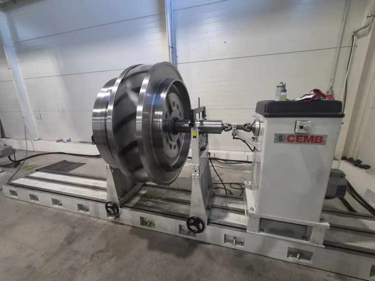 Oběžné kolo vodní turbíny upnuté na vyvažovacím stroji CEMB